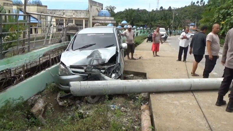 Diduga Sopir Ngantuk, Kijang Innova di Aceh Tabrak Tiang Listrik hingga Ambruk