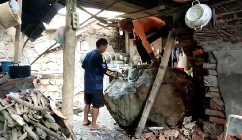 Batu Besar Longsor Timpa Rumah Warga di Kediri, Atap dan Dinding Jebol