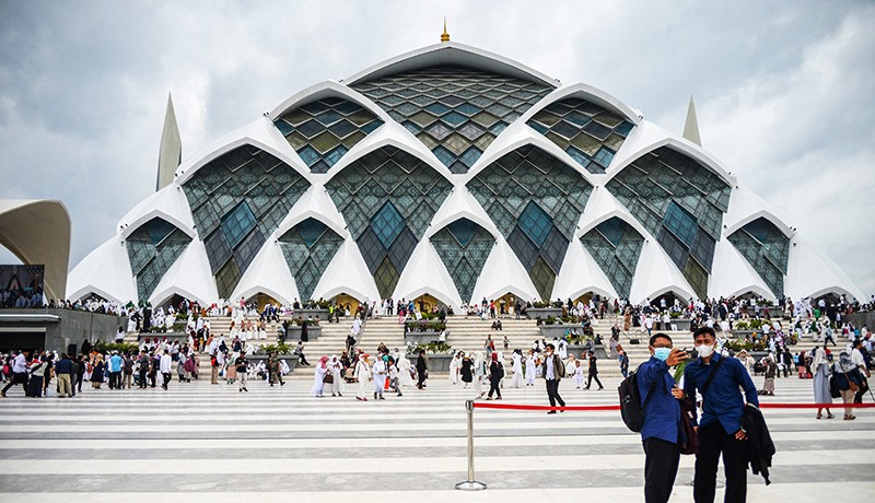 Terperosok di Celah Pagar, Balita Terjatuh dari Lantai 2 Masjid Al Jabbar Bandung