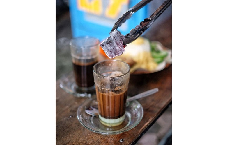 Kopi Jos, Kopi Unik Khas Jogja yang Dicelup dengan Arang Panas 