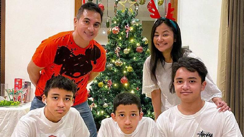 5 Pernikahan Artis yang Langgeng walaupun Beda Agama, Nomor 4 Jatuh ke Pelukan Mantan Pacar