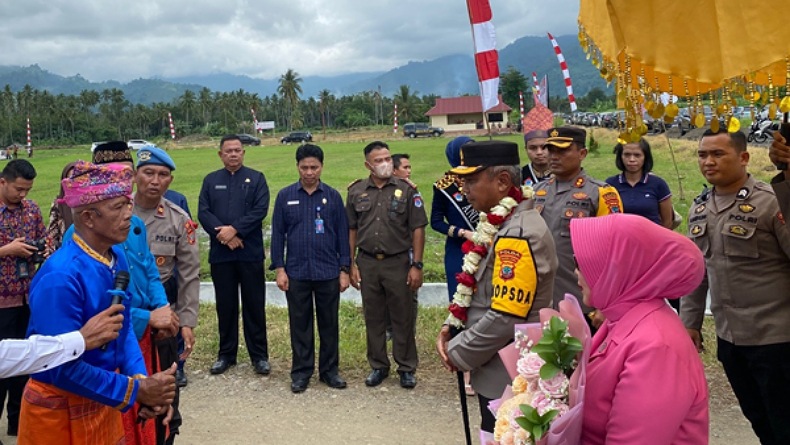 Kapolda Sulut Disambut Tarian Kabela saat Akan Resmikan Kantor Polres Bolmong Timur