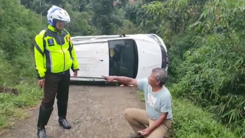 Minibus Masuk Jurang di Jalur Gentong Tasikmalaya, Sopir dan Penumpang Luka-Luka