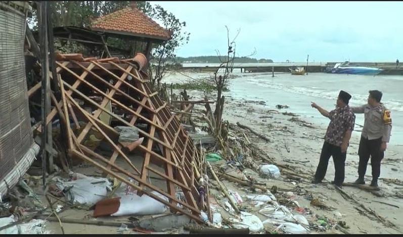 Dihantam Gelombang Laut, Puluhan Warung dan Gazebo di Pantai Tegalsambi Jepara Rusak