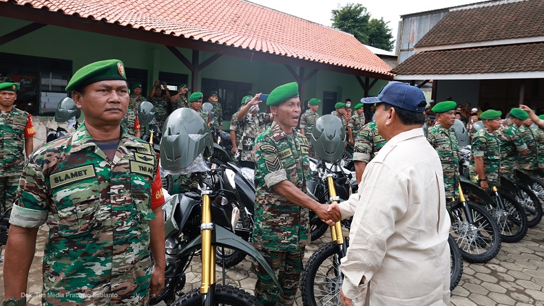 Prabowo Beri Motor dan Alat Komunikasi Babinsa: Nanti Presiden Bisa Cek Langsung Kalian
