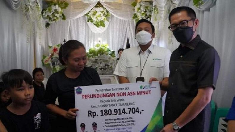 Petugas Damkar Tewas Kecelakaan saat ke TKP Kebakaran, Bupati Serahkan Santunan Rp180 Juta