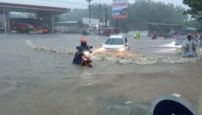 Kota Semarang Dikepung Banjir, Simpang Lima Bak Lautan