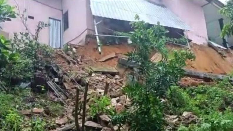 Tebing Bukit Cok Gunung di Pamekasan Longsor, Mobilitas Warga Terganggu