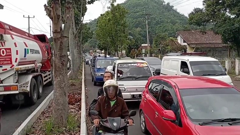Arus Lalu Lintas di Kawasan Wisata Ciwidey Bandung Padat, Kendaraan Antre 3 Km