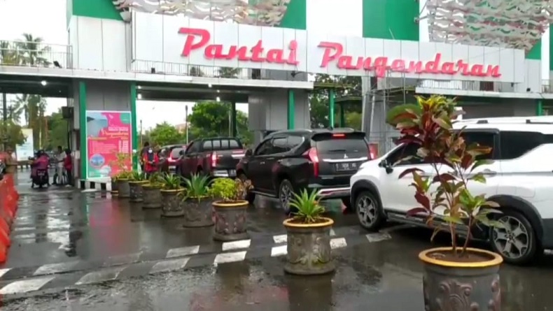 Jelang Pergantian Tahun, Objek Wisata Pantai Pangandaran Diserbu Wisatawan