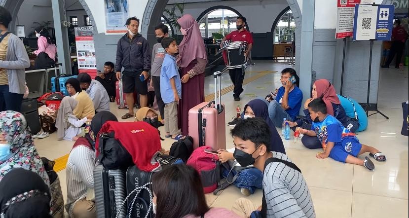 KAI Jamin Refund 100 Persen Bagi Penumpang Terdampak Banjir Stasiun Tawang
