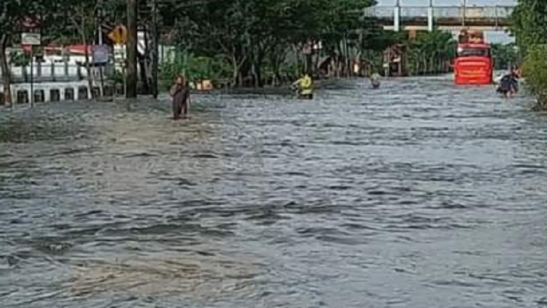  Sejumlah Wilayah di Kota Semarang Banjir, Ini Penyebabnya