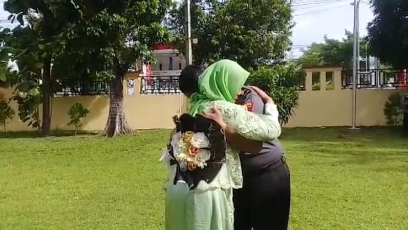  Momen Haru Ibu Menangis dan Peluk Anak usai Upacara Kenaikan Pangkat di Polres Pemalang