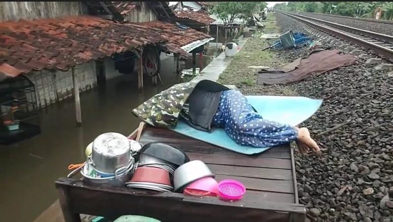  Potret Memprihatinkan Korban Banjir Pekalongan, Mengungsi di Bantaran Rel Kereta Api