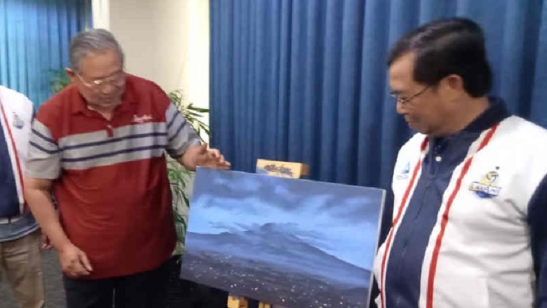 SBY Lukis Gunung Ciremai yang Dipotret dari Balkon Kamar Hotel di Cirebon 