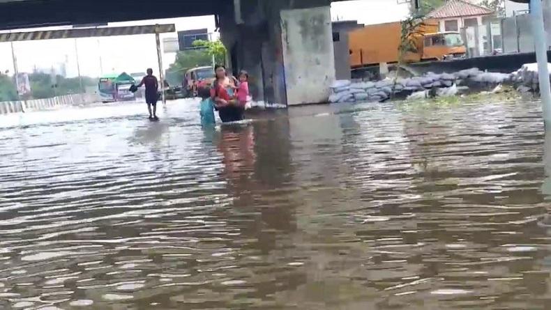 Mengungsi, Ibu di Semarang Terobos Banjir Sambil Gendong dan Gandeng Anak