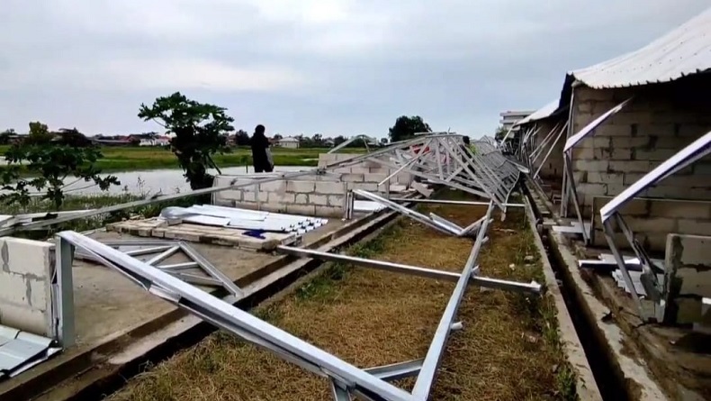 Pasar Dadap Lama di Juntinyuat Indramayu Roboh Diterjang Hujan dan Angin Kencang