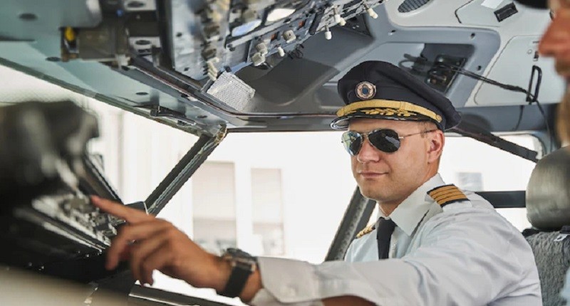 Terungkap, Ini Alasan Pilot Selalu Pakai Kacamata Hitam