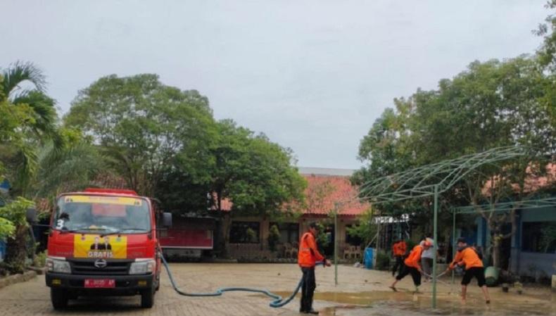 BPBD Pamekasan Bantah Pungut Biaya Pembersihan Lumpur Banjir ke Warga