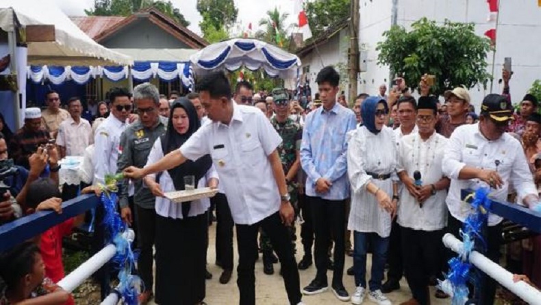 Bupati Ini Rogoh Kocek Pribadi, Bangun Jembatan Gantung untuk Warga Senilai Rp7 Miliar