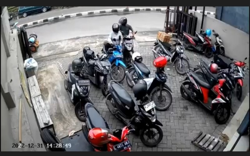 Terekam CCTV, Pasutri Kompak Curi Motor depan Outlet Pakaian di  Surabaya