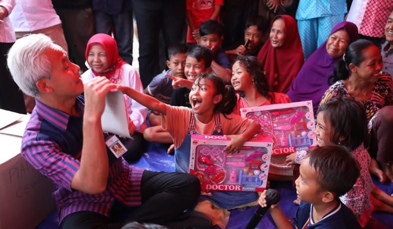  Ketika Ganjar Lesehan Bareng Warga Terdampak Banjir Pekalongan di Tenda Pengungsian