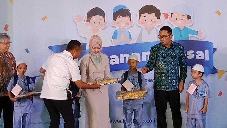 Cerita Nenek Ai Bahagia Dibantu Bank Bjb Khitankan Cucu di Masa Liburan