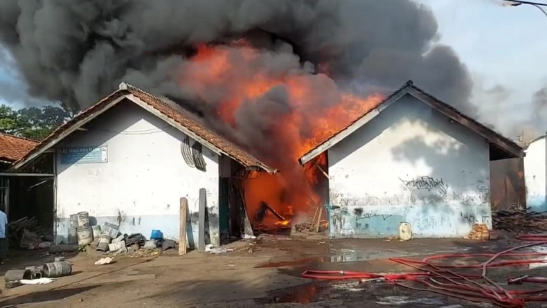 Pasar Besi Tasikmalaya Terbakar, Api Berkobar dan Asap Hitam Membumbung Tinggi