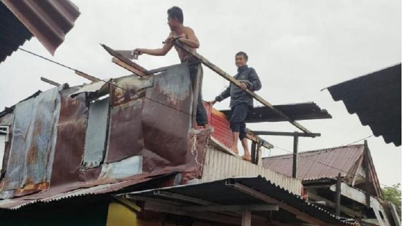 10 Rumah Rusak akibat Puting Beliung di Makassar, Warga Lihat Angin Berputar