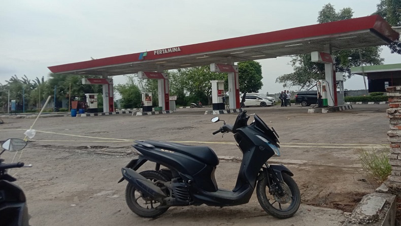 Diduga Pertalite Tercampur Air, Puluhan Motor Mogok usai Isi BBM di SPBU Karawang 