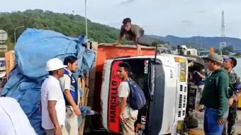 Gelombang Tinggi Hantam Kapal, Truk Asal Jepara Terguling di Pelabuhan Merak