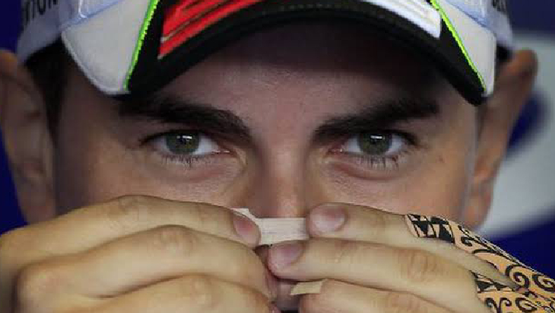 Terungkap Alasan Kenapa Pebalap MotoGP Kerap Pakai Plester di Hidung
