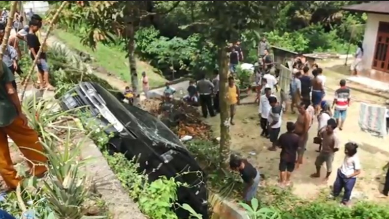 Minibus Terjun ke Halaman Rumah Warga di Sibolga usai Terguling 2 Kali, Penumpang Selamat