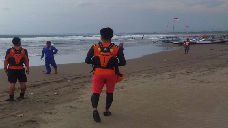 Nekat Berenang saat Cuaca Ekstrem, 2 Wisatawan Terseret Ombak Pantai Pangandaran