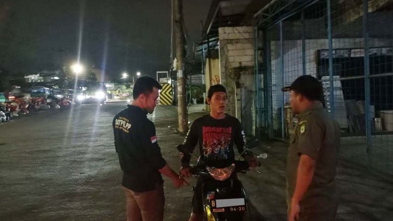 Warga Buang Sampah Sembarangan di Tangerang, KTP Ditahan Kecamatan