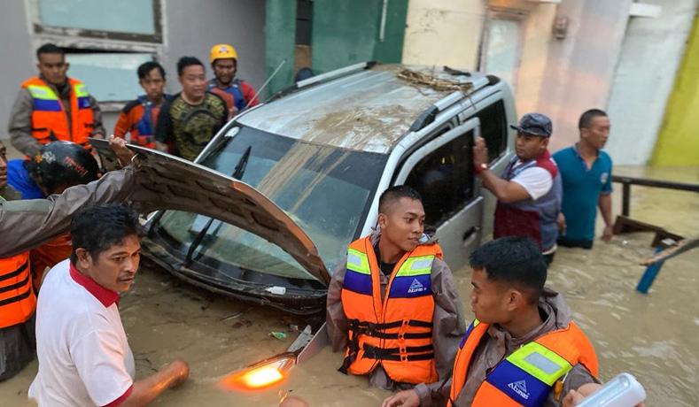 Dramatis, Tim SAR Gabungan Evakuasi Warga Dinar Indah Semarang Terjebak Banjir Bandang 