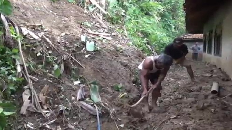 Longsor Terjang 2 Kecamatan di Kuningan, Rumah Nyaris Tertimbun dan Jalan Ambles