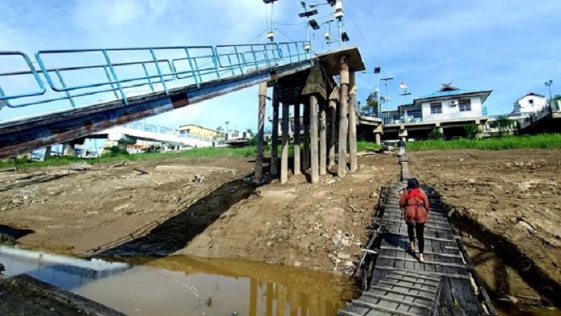 Sungai Barito Surut, Sejumlah Kapal Tongkang Bertonase Besar Kandas