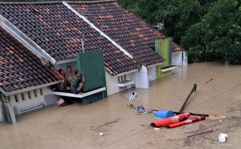 Banjir Bandang Terjang Perumahan Dinar Indah Meteseh Semarang, 1 Warga Tewas