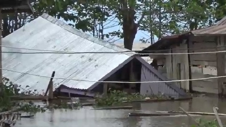 Wajo Dikepung Banjir Setinggi 3 Meter, Rumah Warga Terancam Ambruk