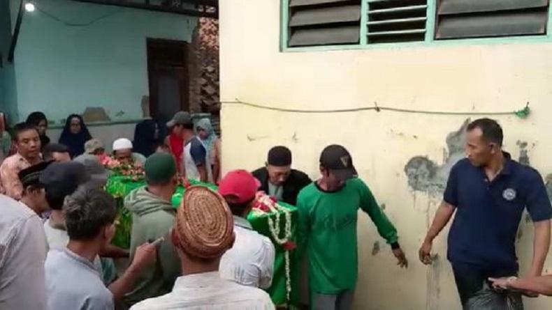 Tangis Keluarga Pecah saat Jenazah ABK Korban Keracunan Gas Freon Tiba di Pemalang