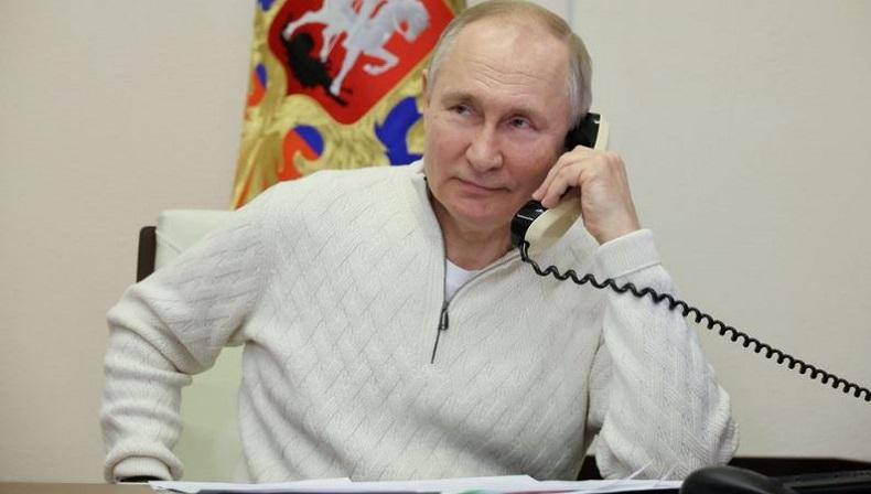 Tak Biasa, Putin Jalani Ibadah Natal Ortodoks di Katedral Kremlin Sendirian