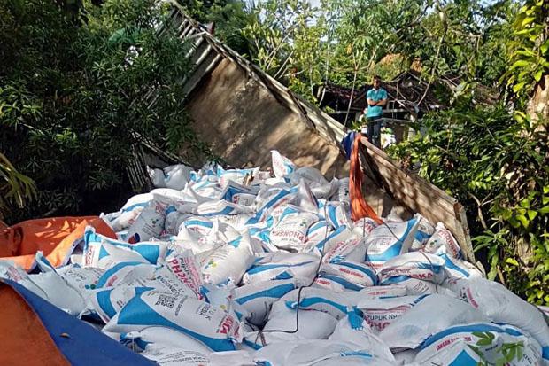 Tak Kuat Menanjak, Truk Tronton Muatan Pupuk Terjungkal di Tanjakan Semin
