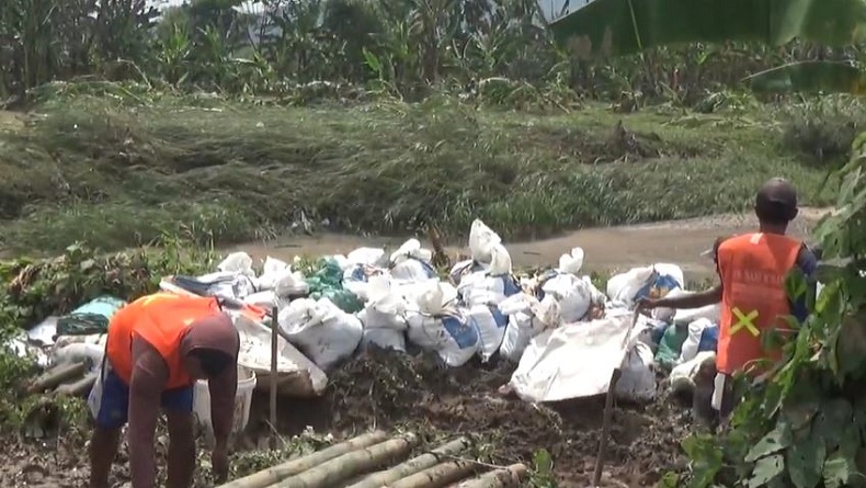 Usai Banjir, Pembuatan Tanggul Darurat di Perumahan Dinar Indah Semarang Dikebut