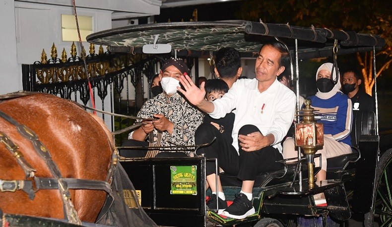 Momen Jokowi Naik Andong Bersama Jan Ethes dan Lembah Manah di Malioboro