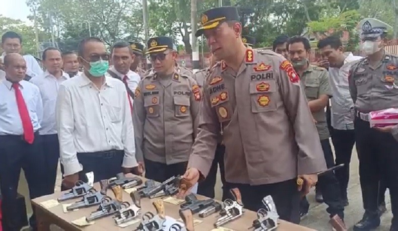 Kapolresta Pontianak Kombes Adhe Hariadi Cek Senpi Anggota usai Apel