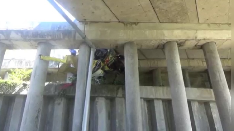Penampakan Truk Kecelakaan di Jombang, Menggantung di Jembatan 