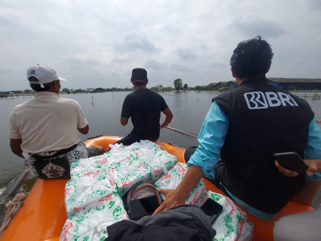 BRI Peduli Salurkan Bantuan kepada Korban Banjir Semarang dan Demak