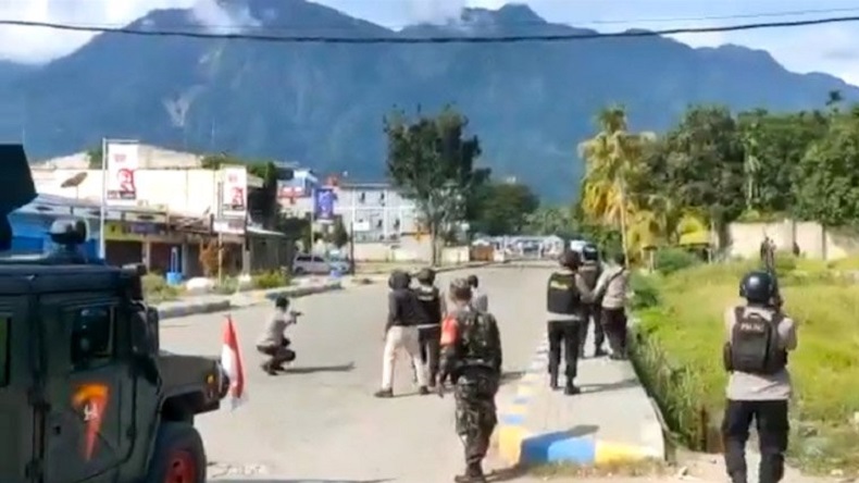 Pendukung Lukas Enembe dan Aparat Bentrok di Bandara Sentani, Aktivitas Warga Lumpuh