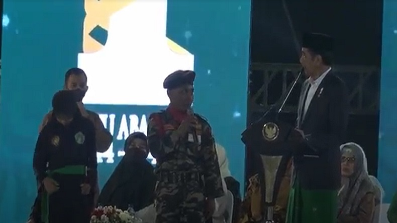 Jokowi Kembali Bagi-Bagi Sepeda di Acara Festival Tradisi Islam Nusantara Banyuwangi